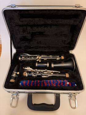 12120262 Bundy Student Clarinet With Hard Case More