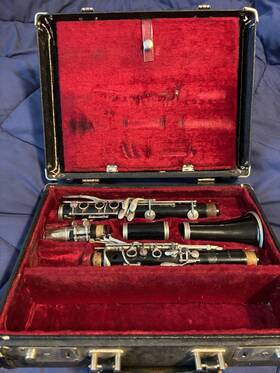 464581 Bundy Deluxe Plastic Clarinet With Case From 1960