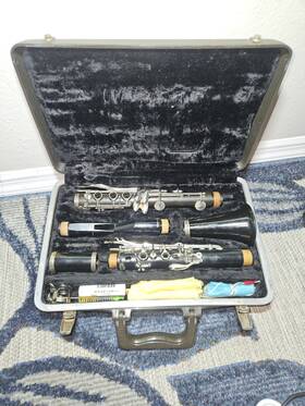 551476 Bundy Clarinet Plastic Black With Case Mouthpiece Cork Grease Cloth