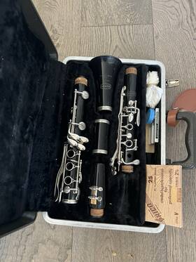 Bundy N553a Bb Clarinet Black Plastic Closed Hole Medium Bore With Case