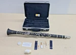 Suzuki Musique Clarinet W/ Accessories. Fixed Price $69.99.